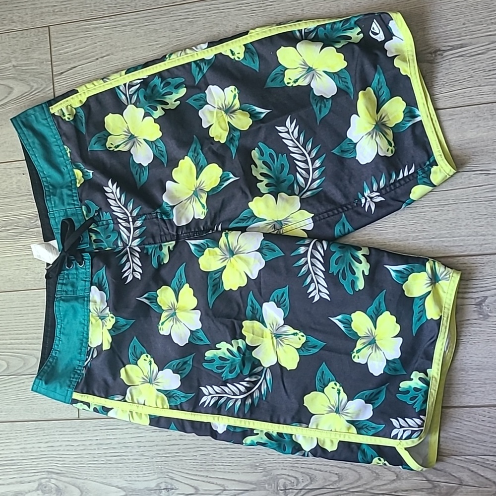 Men's Quiksilver Board/Surf Shorts - Size 29